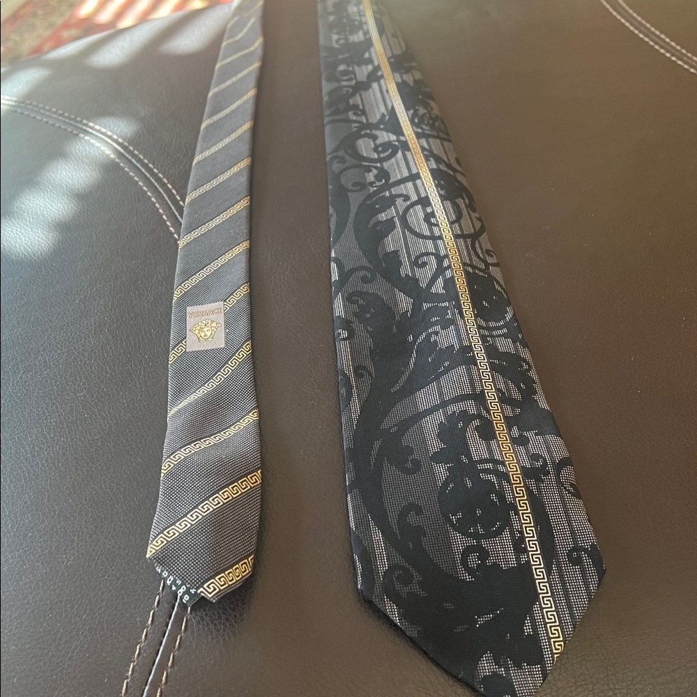 Versace Elegant Black and Gold Patterned Tie Made in Italy - Picture 5 of 5